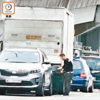 北角：私家車停泊後，油車司機大模廝樣用油槍入油。