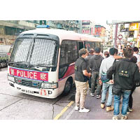 荃灣：警方將被捕男女押上警車。
