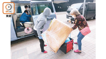 有麗港城居民帶同大型行李離開居所。