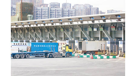 深圳當局加強力度懲處違規的跨境貨車司機。