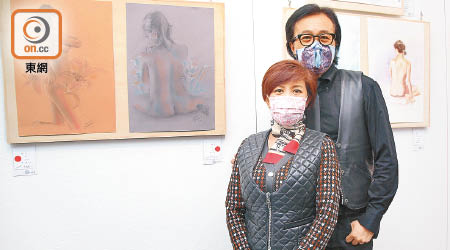 李廣添（右）獲太太（左）到場支持畫展開幕禮。<br>（溫國佳攝）