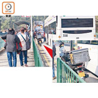 屯門  塞巴士站：有外賣員把綿羊仔電單車停泊於巴士站旁，影響巴士靠站及乘客上落。