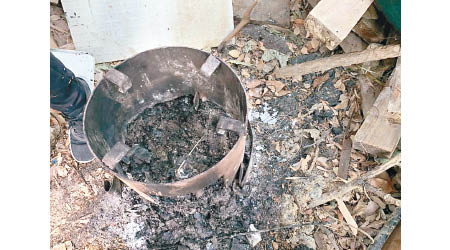 山坡一個隱蔽的養蜂場被發現存有火爐。
