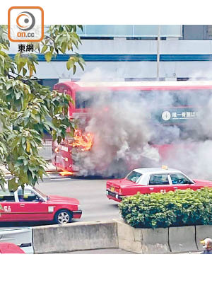 巴士車尾陷入火海，並冒出濃煙。