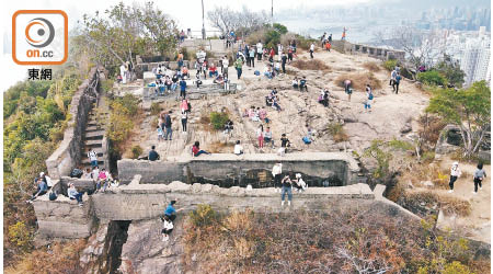 山頂：魔鬼山山頂堡壘被獲評為二級歷史建築，遊人眾多。