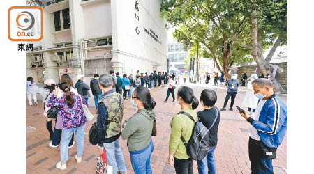 油麻地：梁顯利油麻地社區中心昨早10時有近百名市民輪候檢測。（陳德賢攝）