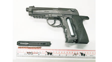 警方於案發當日在被告身上搜出涉案仿製槍械和鋼珠。