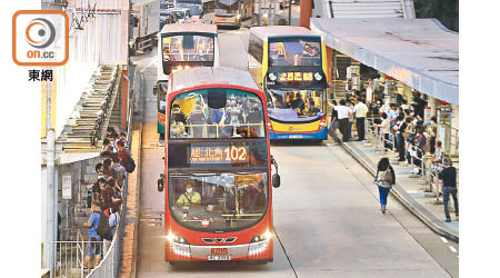 運輸署指各專營巴士公司今起將逐步恢復繁忙時段的正常班次。