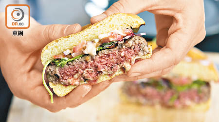 近年來流行素食，市面上推出的素漢堡包賣相十分吸引。