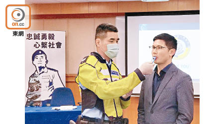 警方示範使用快速口腔液測試儀器。（高詩敏攝）