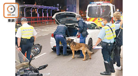 警方押同司機及乘客（右）搜車，緝毒犬奉召到場協助。