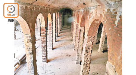 深水埗主教山配水庫內有古羅馬式建築，別具建築特色。