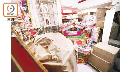 活動一再延期，紙紮店的倉庫內放滿未及展出的紙紮品。