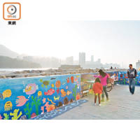 色彩斑斕的壁畫牆吸引市民駐足欣賞。
