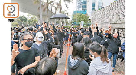 大批黑衣人昨日在法院外聚集，高峰期人數一度超過一千人。（黃仲民攝）