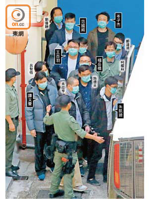 繼續羈押：多名被告昨離開荔枝角收押所，到西九龍法院提堂。（胡家豪攝）