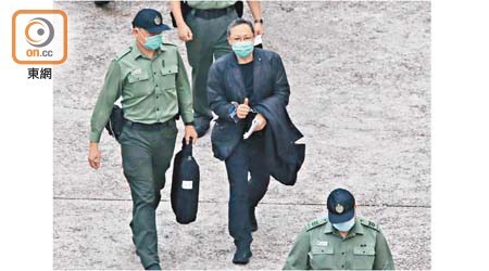戴耀廷（右）被鎖上手銬，由囚車押到高等法院應訊。