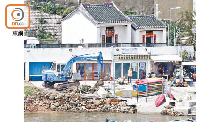 昨日有藍色挖泥車在西貢相思灣的水上活動店與僭建碼頭之間工作。