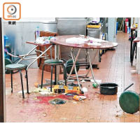 新蒲崗：雞煲店地面沾有血漬，食物及枱櫈等被掀翻。