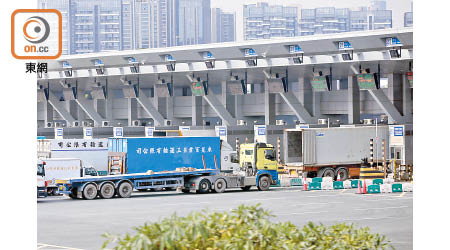 內地因應疫情發展，不斷收緊對香港跨境貨車司機的出入境限制。
