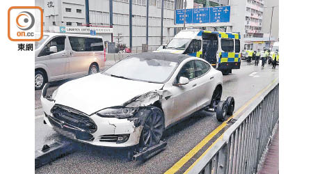 涉事Tesla車頭損毀由拖車拖走。