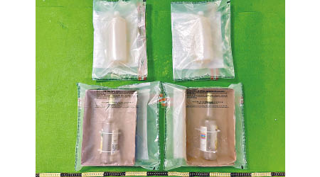 海關在兩個糖漿瓶檢獲約1.7公斤懷疑液態可卡因。