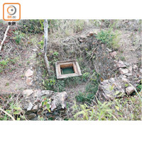 長方形槍堡旁有深2米的方形混凝土構造物，估計供應食水或作排污，實際用途有待考究。