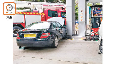 私家車失控衝入油站。