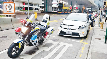 另一輛私家車車頭損毀。（蘇偉明攝）