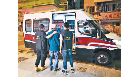 上海街夜總會：警方帶走夜總會主持人扣查。