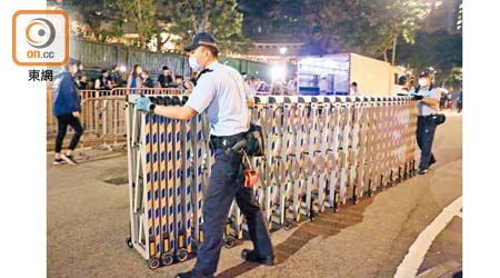雍景臺：警員昨晚在港島封鎖受限區域。（葉子健攝）