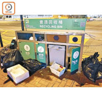 銅鑼灣：三色資源回收桶淪為垃圾箱。