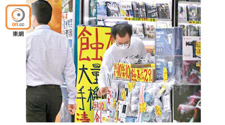 本港經濟陷入衰退，逾半受訪者對經濟前景感到悲觀。