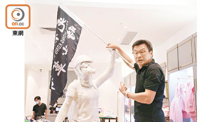 周小龍於多間商店設置「香港民主女神像」惹爭議。