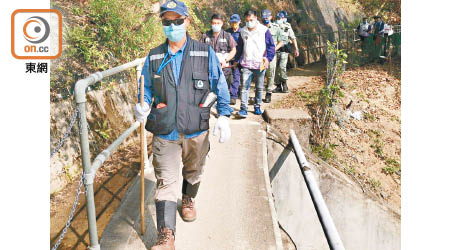 荃灣：警方及漁護署人員在案發山頭搜索非法捕獸器。