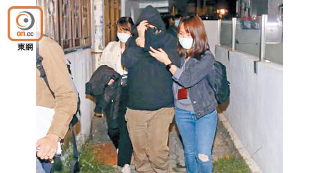 吳耀漢女兒（中）涉毒品案被捕。（文健雄攝）