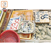 荃灣：荃灣楊屋道街市有海鮮檔將生蠔放在室溫下待售，其他來源地的蠔則放在旁邊。