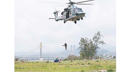 政府飛行服務隊派出直升機將傷者救出。