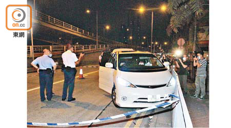 刀手駕走七人車時失控撞欄。（沈厚錚攝）