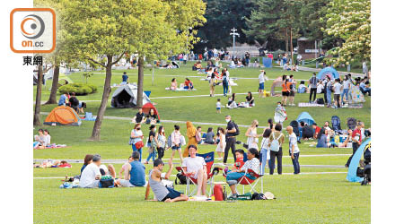 大批市民假期於添馬公園草地上野餐。（李志湧攝）