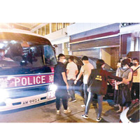 土瓜灣：涉案被捕男女上警車。