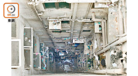 土瓜灣有舊樓天井堆滿垃圾雜物，污水橫流，部分糞渠疑因滲漏不斷傳出惡臭 。