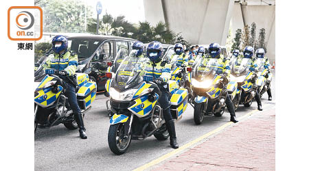 警方逾十輛電單車協助護送。