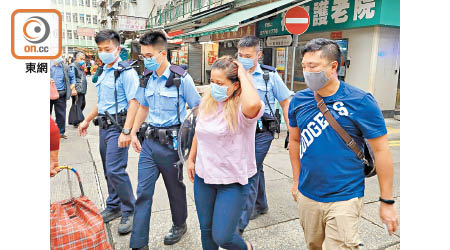 女事主被硬物打傷頭破血流，衣服亦沾染血漬。（張世洋攝）