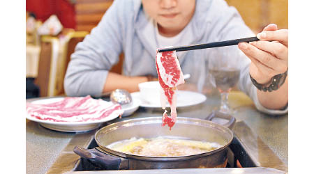 患有痛風的人士應該減少進食高嘌呤食物，例如牛丸、牛肉。