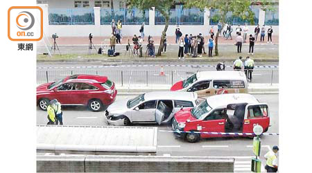 私家車逃捕期間與多輛車發生碰撞。（曾志恆攝）