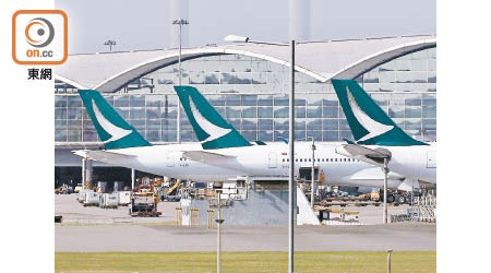 國泰航空被指在未能提供合理理由之下，將顧客的機票降級。