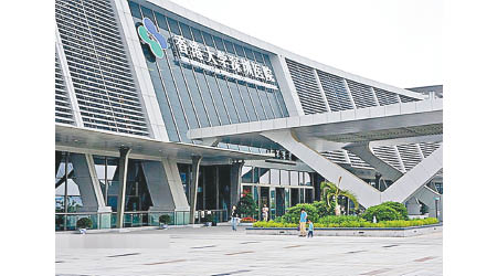 港府去年資助居廣東省港人到港大深圳醫院覆診。