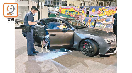 警犬協助搜毒品快餐車。