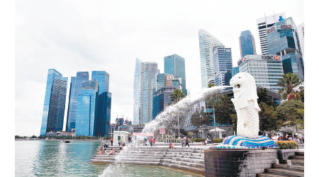 政府指每日都與新加坡當局討論重啟「旅遊氣泡」，港人外遊有望。